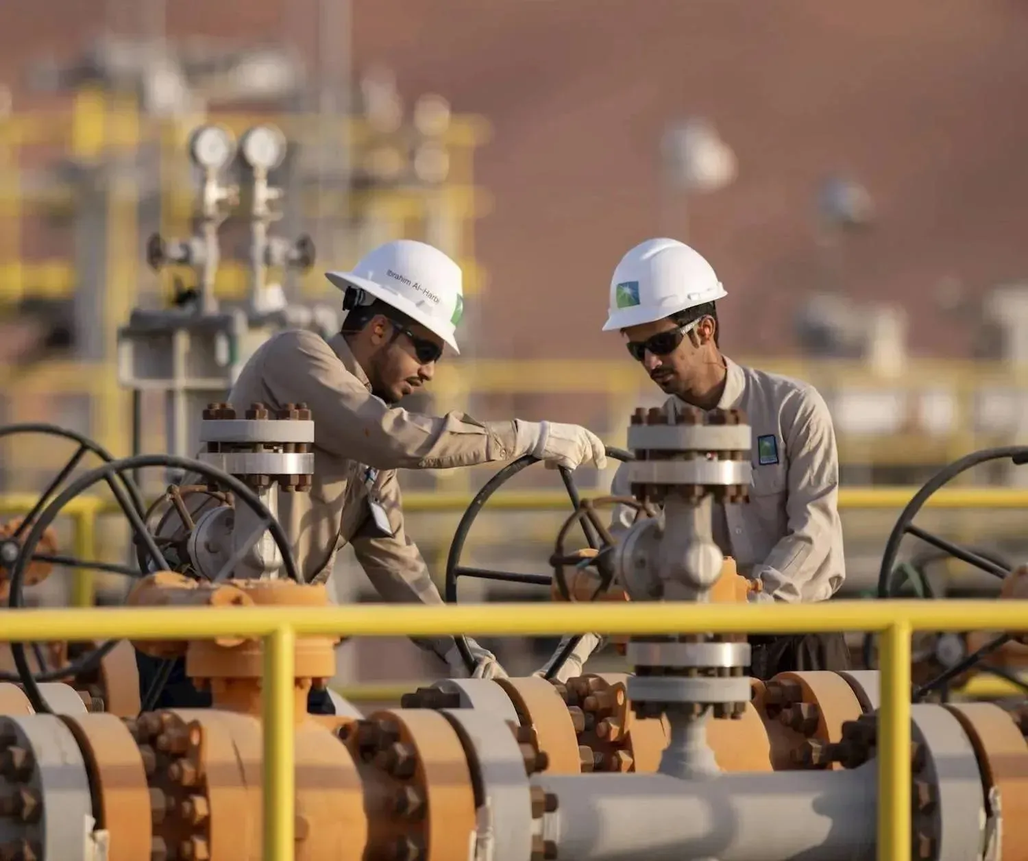 Şirketin tesislerinden birinde görevlerini yerine getiren iki Aramco çalışanı (Şirket)
