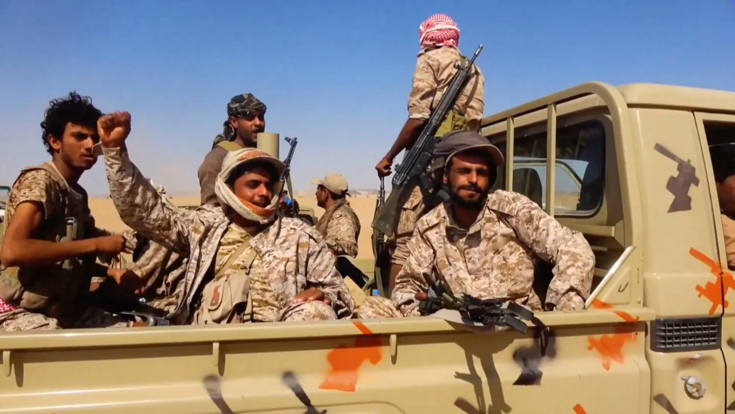 جنود من قوات الجيش اليمني في جبهات محافظة الجوف (رويترز)