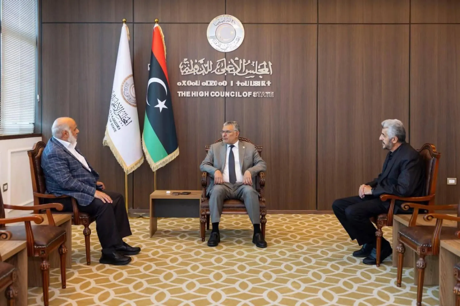 رئيس المجلس الأعلى للدولة محمد تكالة متحدثاً إلى رئيس حزب «العدالة والبناء» فيصل الصافي خلال لقاء بطرابلس في مايو الماضي (صفحة الحزب)