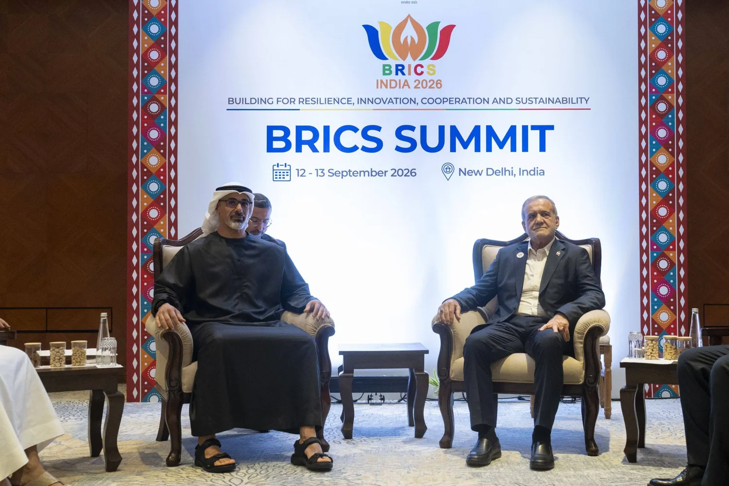  ولي عهد أبوظبي الشيخ خالد بن محمد بن زايد مع الرئيس الإيراني مسعود بزشكيان خلال لقائهما على هامش قمة «بريكس» في نيودلهي (وام)