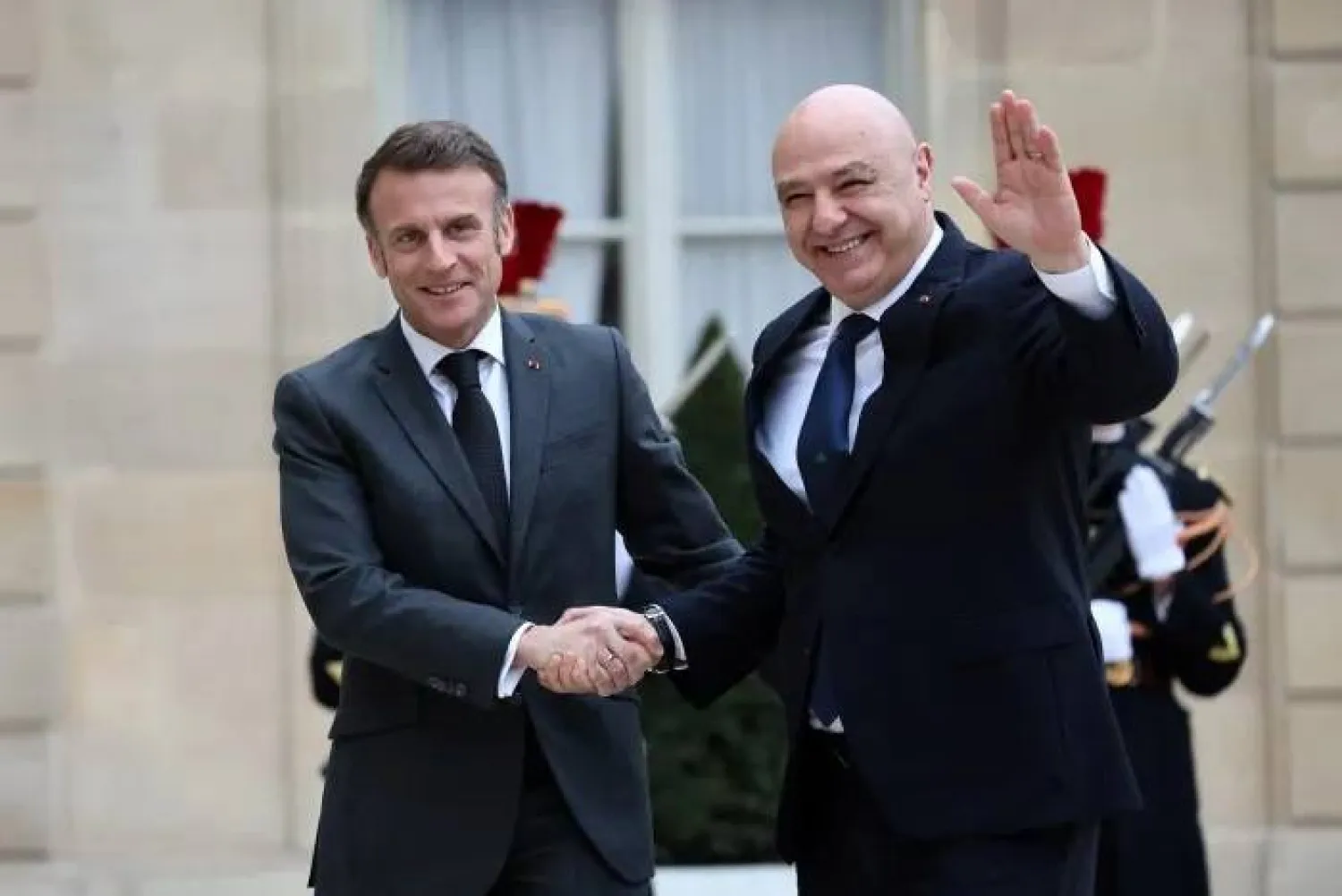 الرئيس الفرنسي إيمانويل ماكرون يستقبل الرئيس اللبناني جوزيف عون على مدخل «الإليزيه» خلال زيارة سابقة (أرشيفية - رويترز)