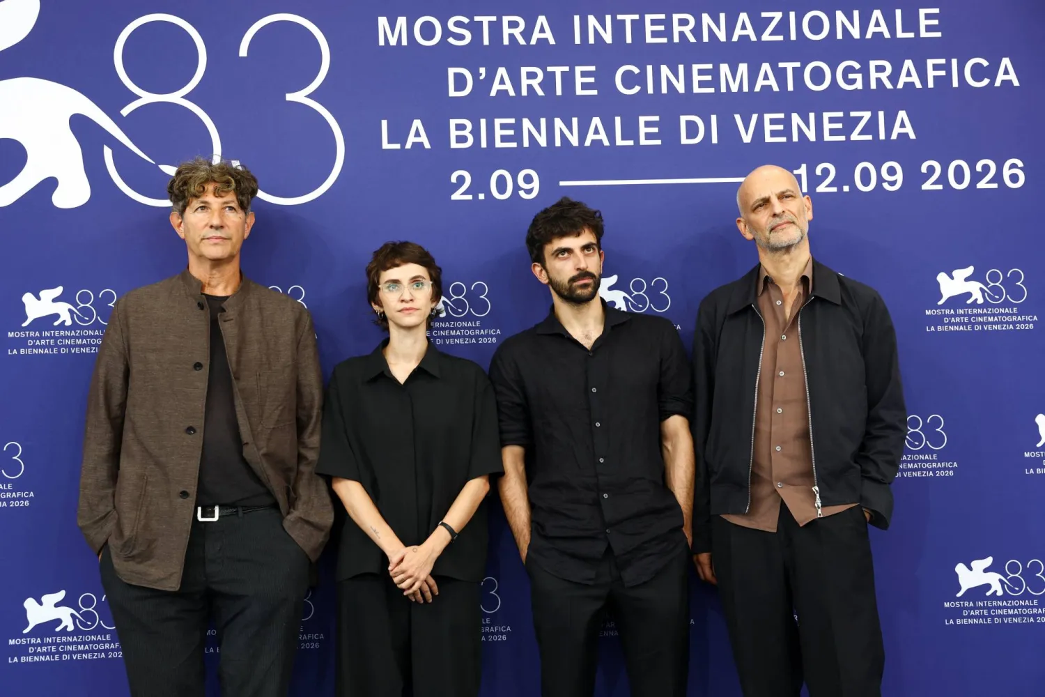 فريق فيلم «نازا» خلال جلسة تصوير في مهرجان فينيسيا السينمائي (رويترز)