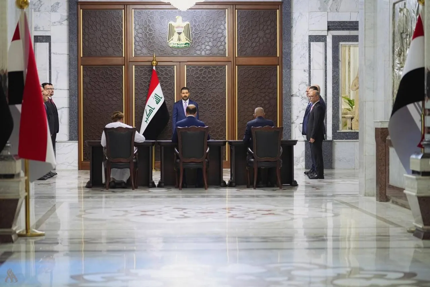 رئيس الوزراء العراقي خلال توقيع اتفاقية تطوير وتشغيل حقل عجيل النفطي مع شركة «كيبت» الخاصة (إكس)