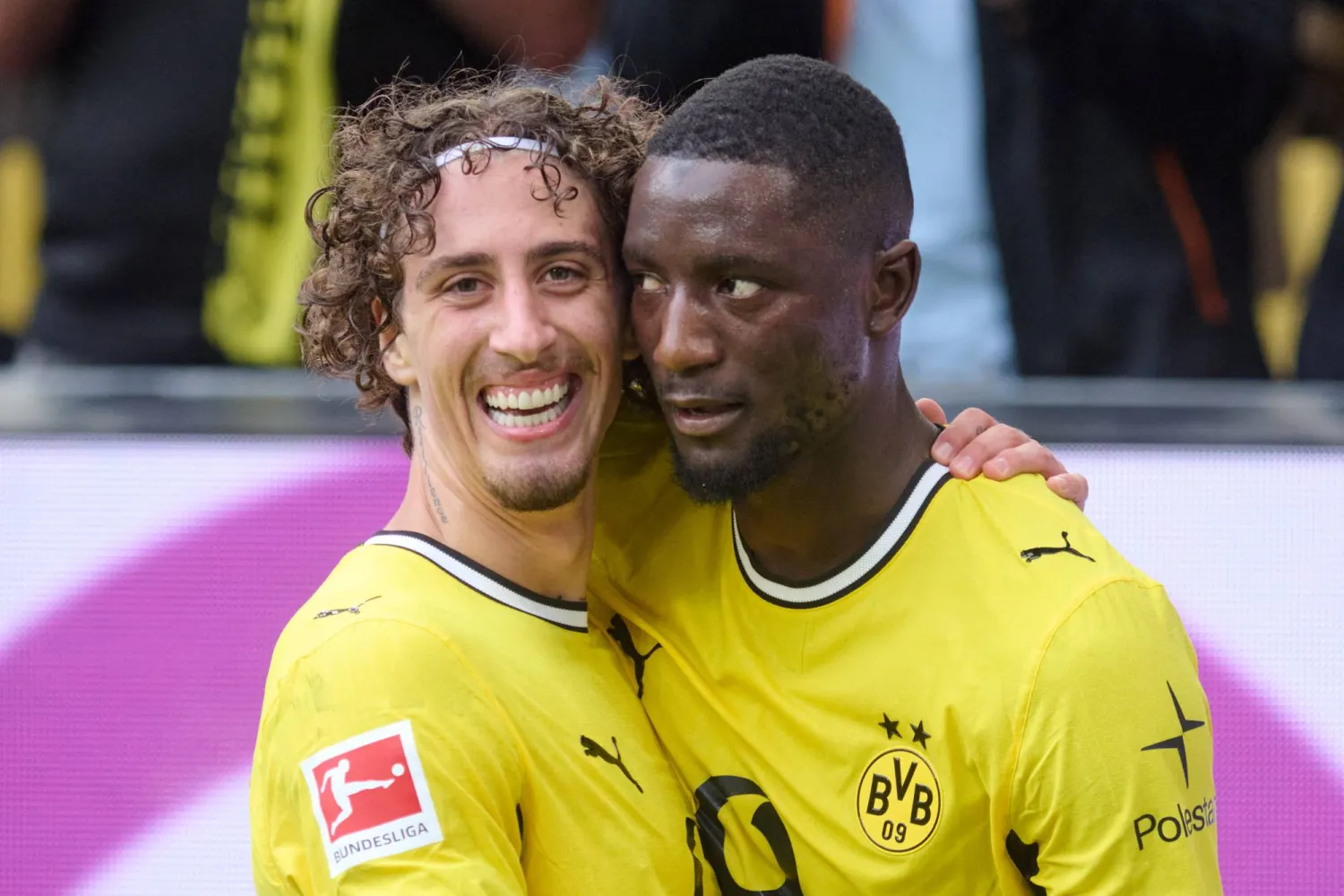 احتفالية ثنائي دورتموند جيراسي وفابيو سيلفا بالفوز على بادربورن (أ.ب)