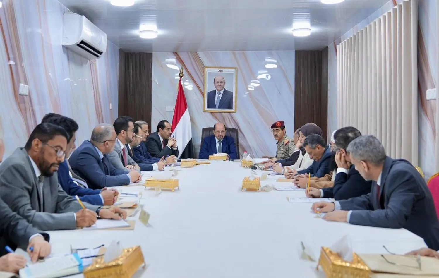 رئيس الوزراء اليمني شائع الزنداني يترأس اجتماع الحكومة في عدن (سبأ)