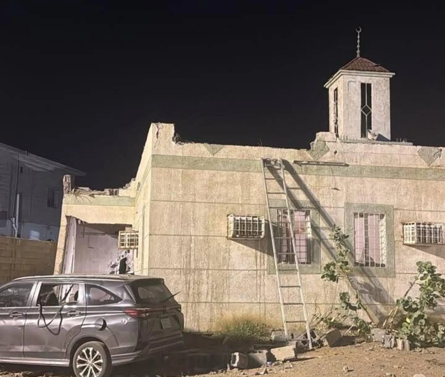 آثار الأضرار التي لحقت بمسجد في محافظة الطوال بمنطقة جازان (الشرق الأوسط)