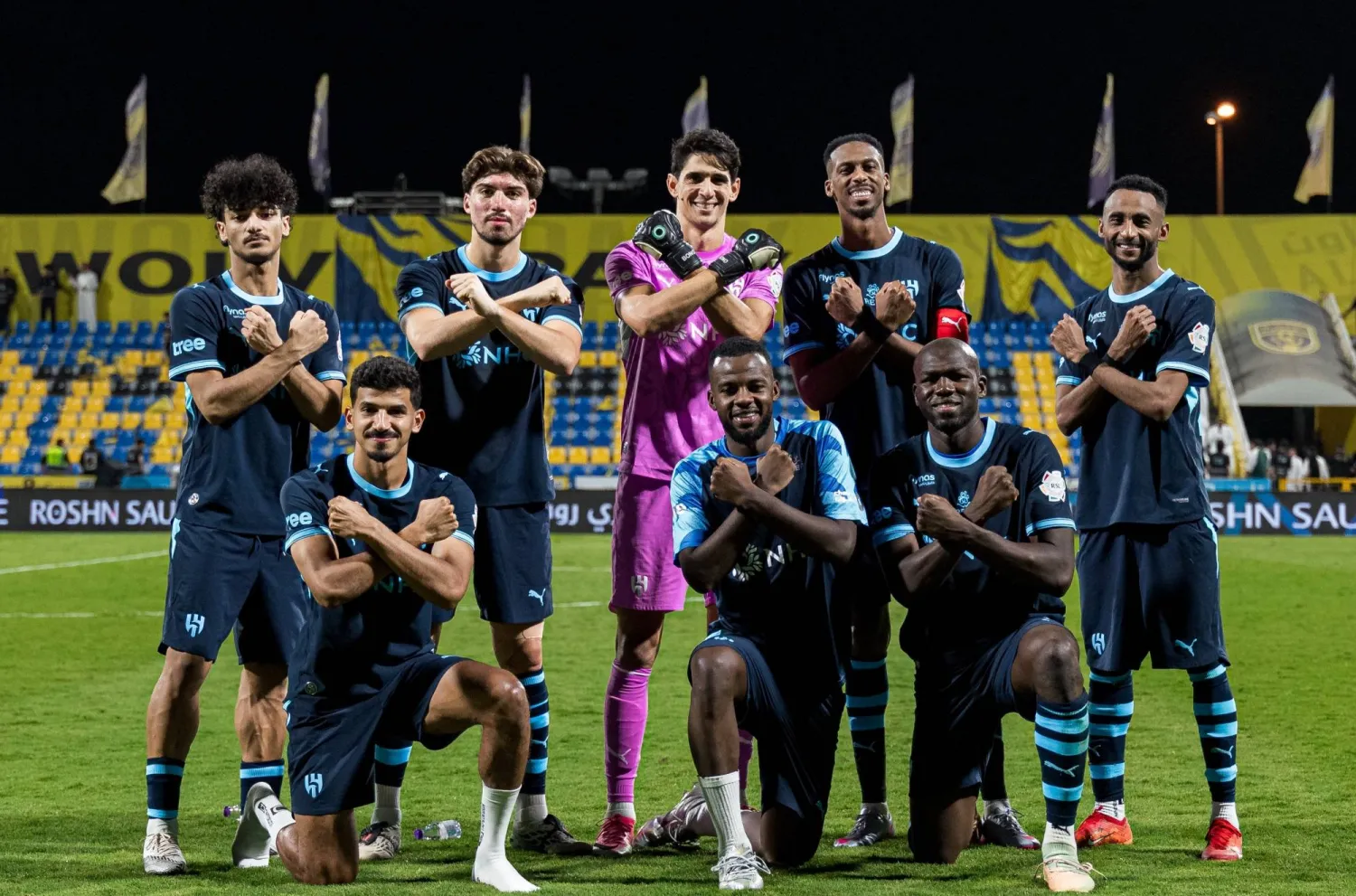 محزري يحتفل مع رفاقه في خط الدفاع بالشباك النظيفة (نادي الهلال)