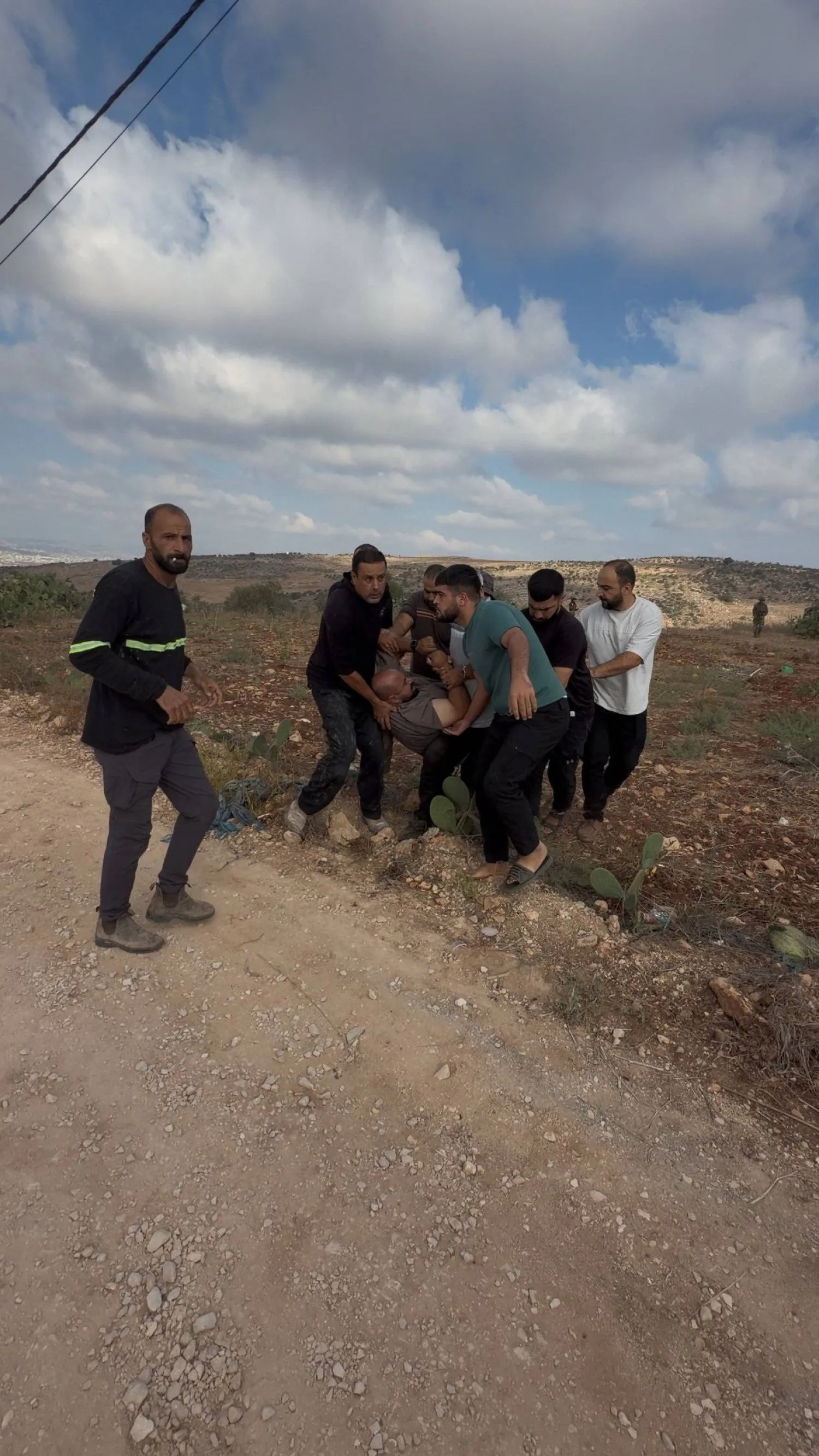 جندي إسرائيلي يطلق النار على فلسطيني خلال مواجهات بالضفة الغربية (فيديو)