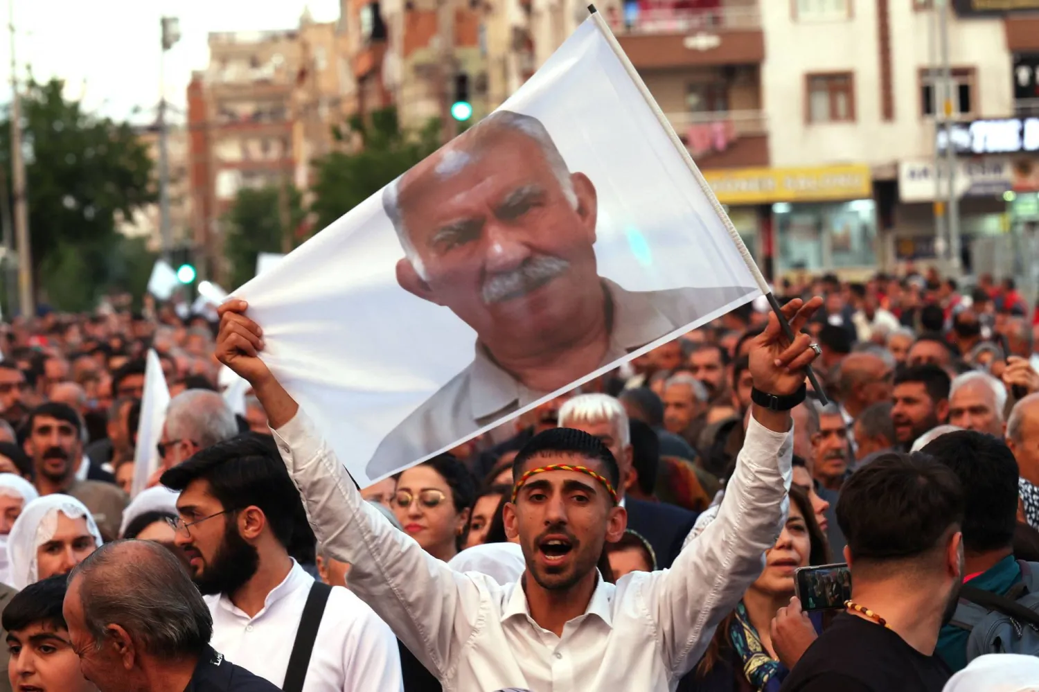 مسيرة نظمها حزب «الديمقراطية والمساواة للشعوب» في ديار بكر جنوب شرقي تركيا في 15 مايو الماضي للمطالبة بإطلاق سراح زعيم  حزب «العمال الكردستاني» عبد الله أوجلان (رويترز)