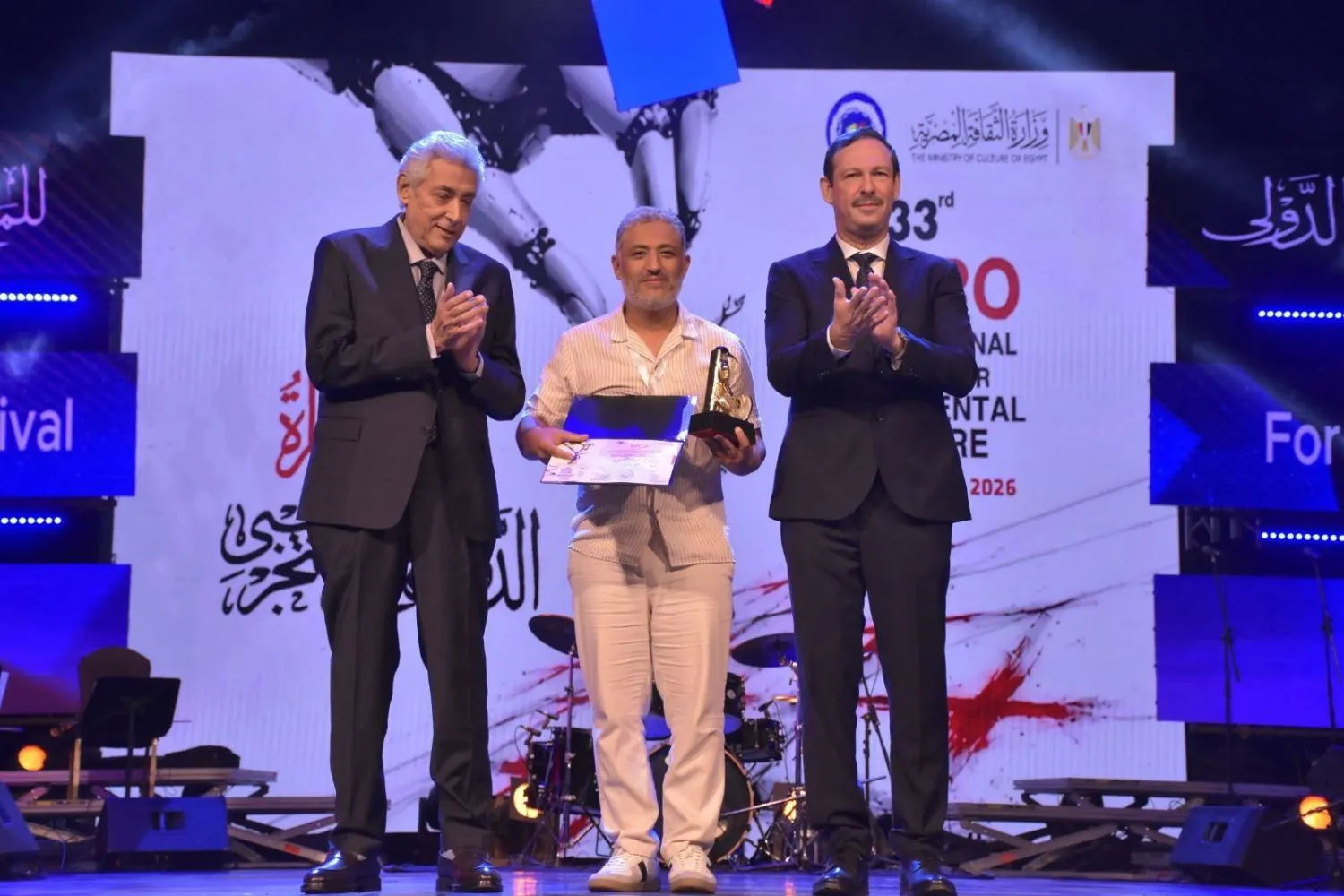 المخرج التونسي يتسلَّم جائزة أفضل مخرج بحفل ختام «مهرجان القاهرة الدولي للمسرح التجريبي» (إدارة المهرجان)