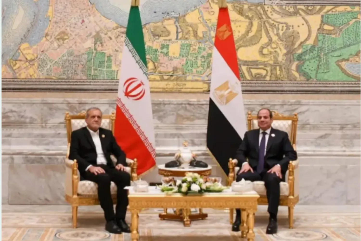 الرئيس السيسي ونظيره الإيراني مسعود بزشكيان في لقاء سابق بالقاهرة ديسمبر 2024 (الرئاسة المصرية)
