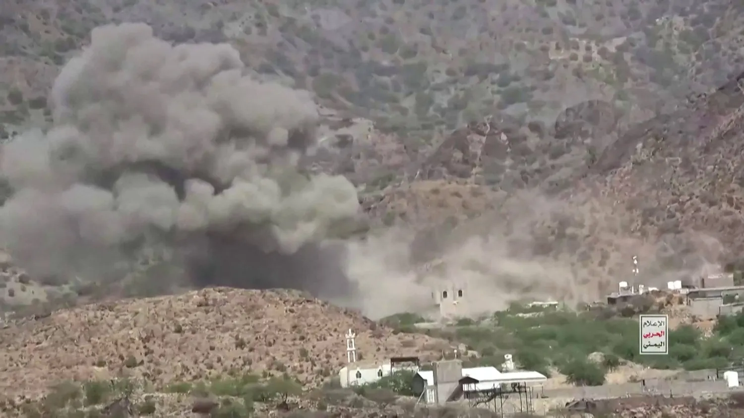 Smoke rises during clashes between Yemeni government forces and Houthis (Reuters)
