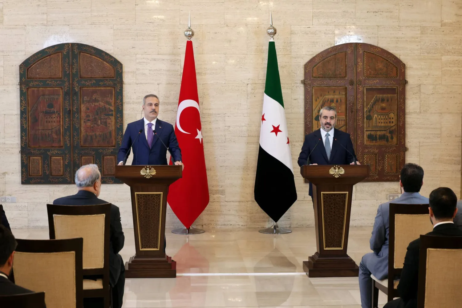 وزير الخارجية السوري أسعد حسن الشيباني يعقد مؤتمراً صحافياً مع وزير الخارجية التركي هاكان فيدان في دمشق الأحد (رويترز)