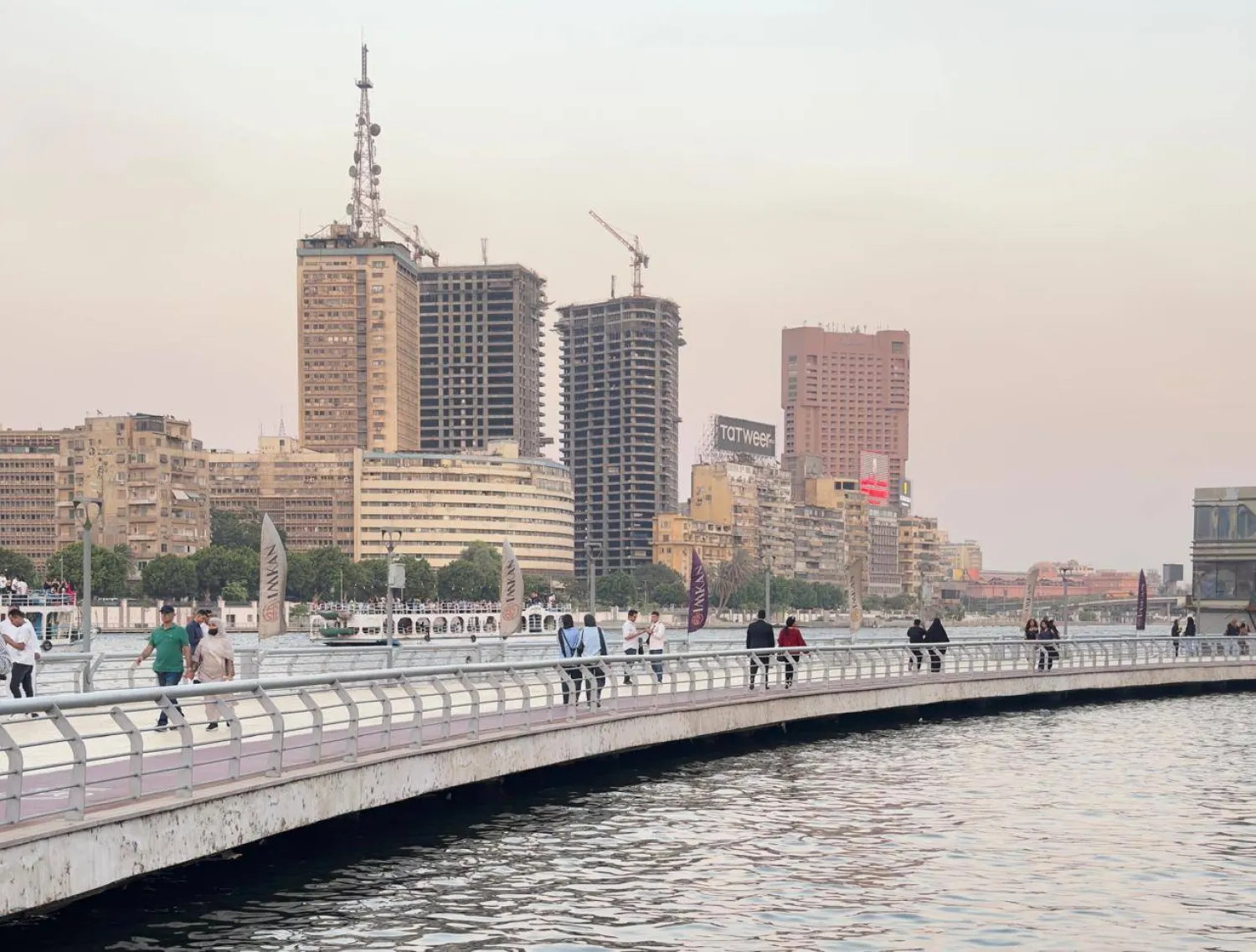 أسعار بعض إصدارات هاتف «آيفون» تلامس ربع مليون جنيه في مصر (الشرق الأوسط)