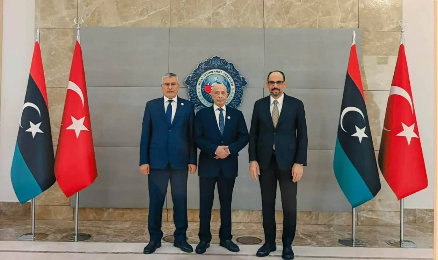 رئيس جهاز الاستخبارات التركي إبراهيم قالن في تركيا مع رئيسي مجلسي «النواب» و«الدولة» عقيلة صالح ومحمد تكالة الخميس (المركز الإعلامي لصالح)