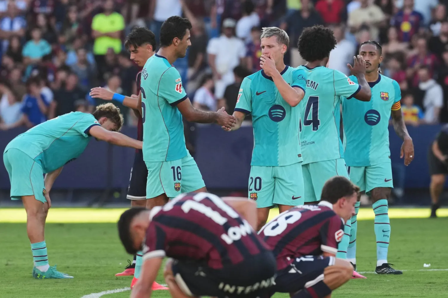 فرحة لاعبي برشلونة وحسرة لاعبي ليفانتي (أ.ب)