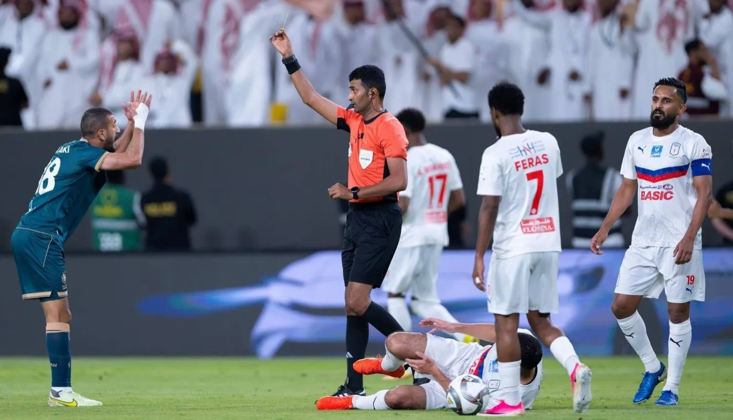 عبد الإله المالكي لاعب الدرعية يعترض على أحد قرارات حكم المباراة (واس)
