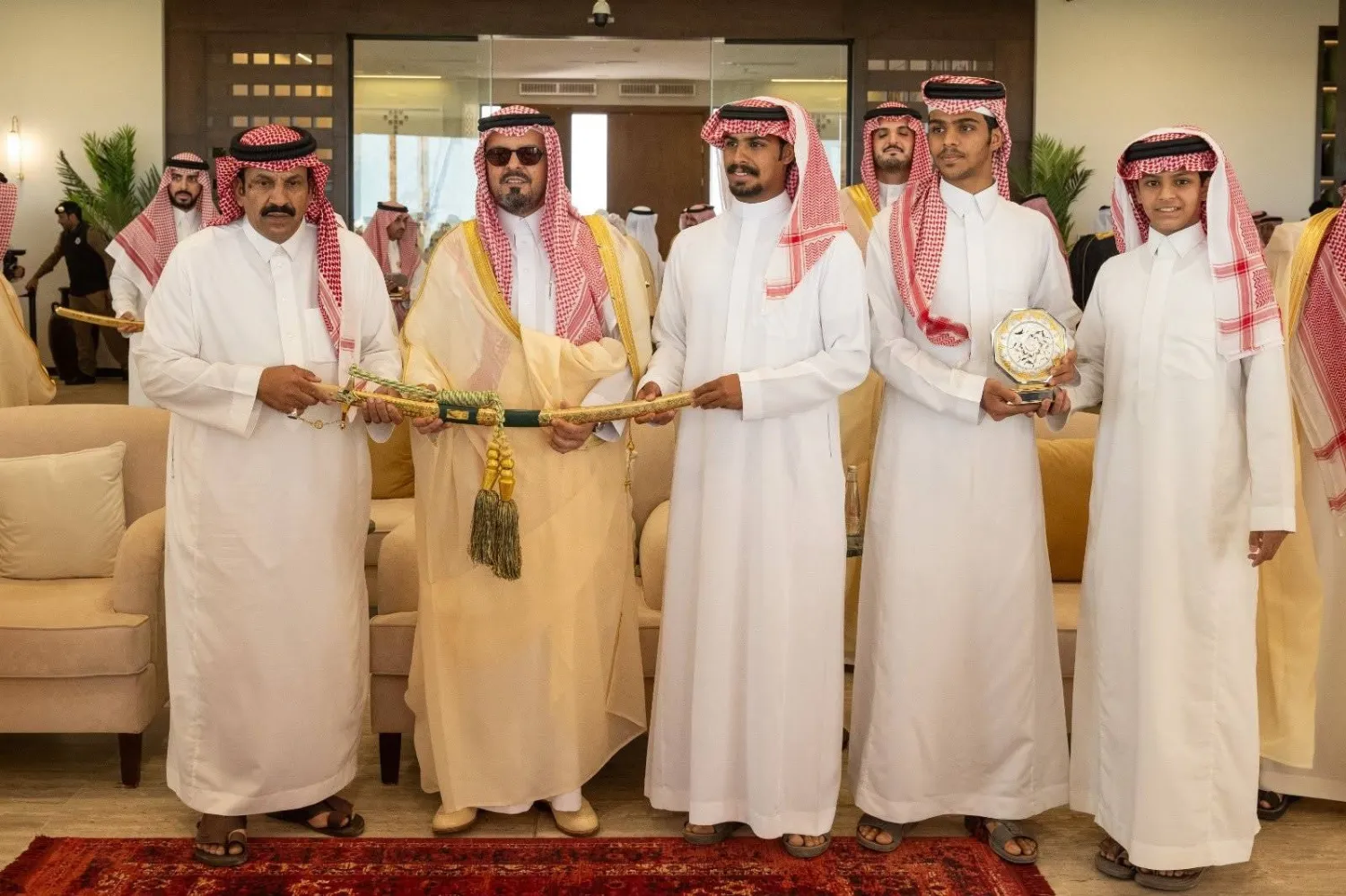 الأمير سعود بن مشعل خلال مراسم تتويج الأبطال (واس)