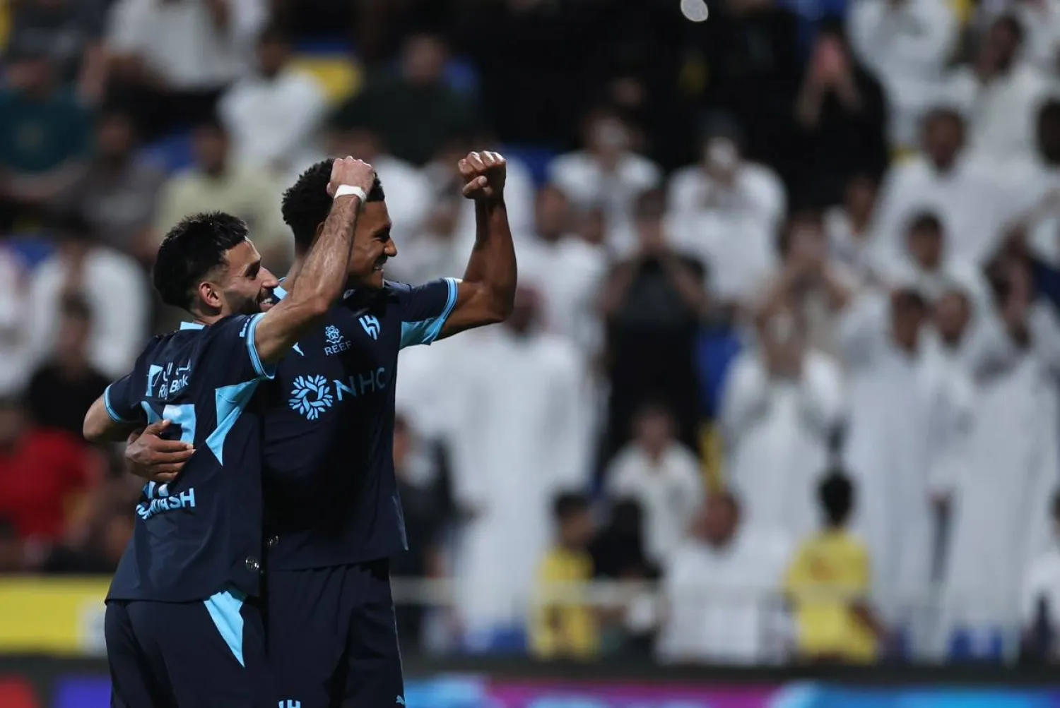 واتكينز لاعب الهلال يحتفل مع مندش بعد هدفه في التعاون (تصوير: سعد العنزي)