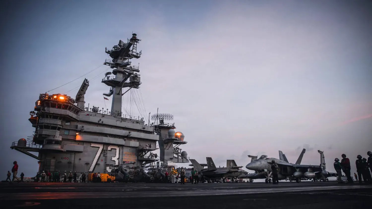ABD Donanması tarafından yayımlanan fotoğrafta, “Nimitz” sınıfı “USS George Washington” uçak gemisi, dün bölgede güvertesinde rutin uçuş operasyonları yürütürken görülüyor. (AFP)