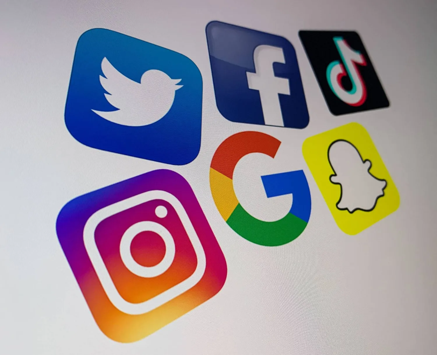 (FILES) A photo taken on October 21, 2020 shows the logo of the multinational American Internet technology and services company, Google (center), the American online social media and social networking service, Facebook (Top R), Snapchat (Bottom R), Twitter (top L) and Instragram (bottom L) on a computer screen in Lille. (Photo by DENIS CHARLET / AFP)