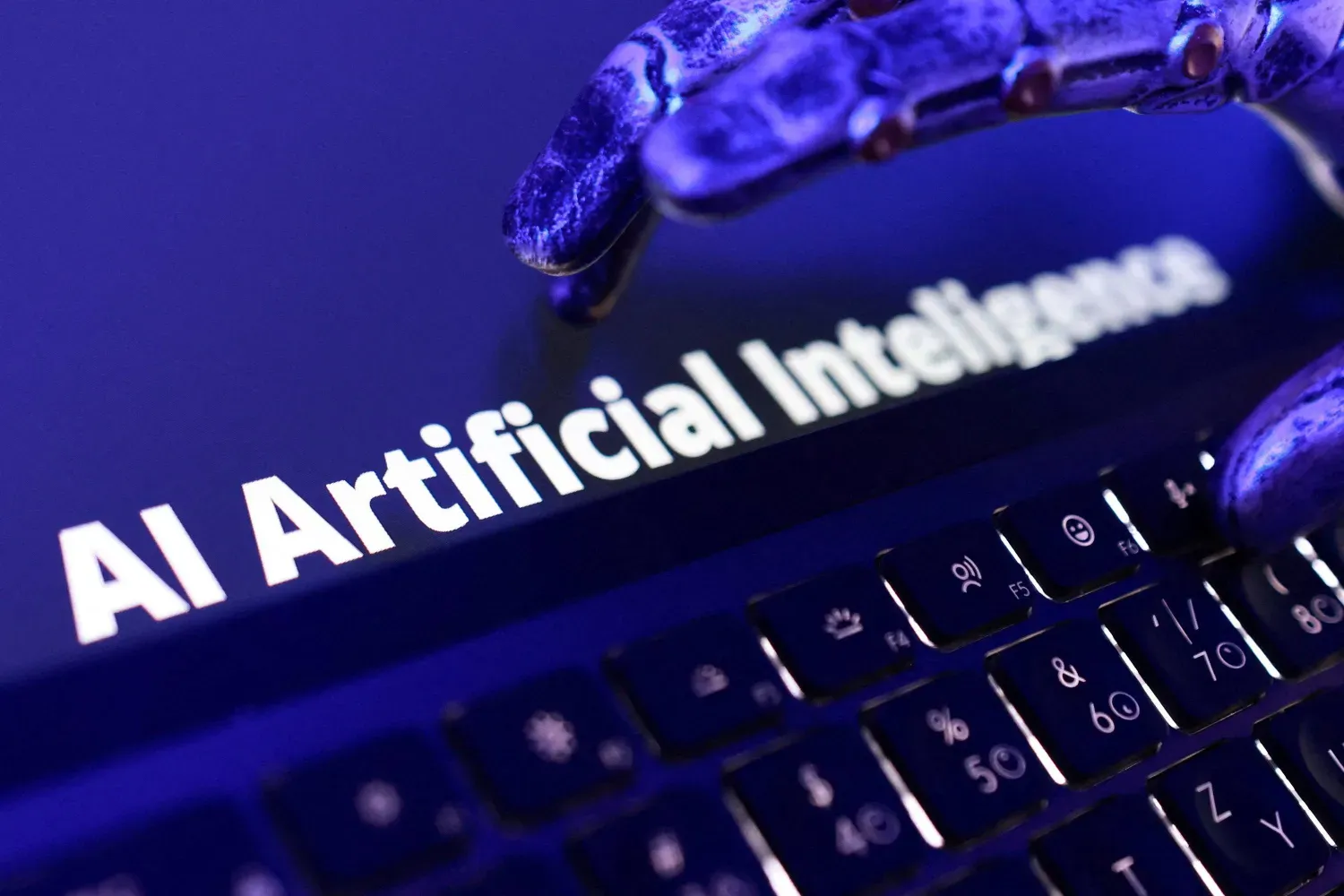 İllüstrasyonda “yapay zekâ” ifadesi, klavye ve robotik el (Reuters)