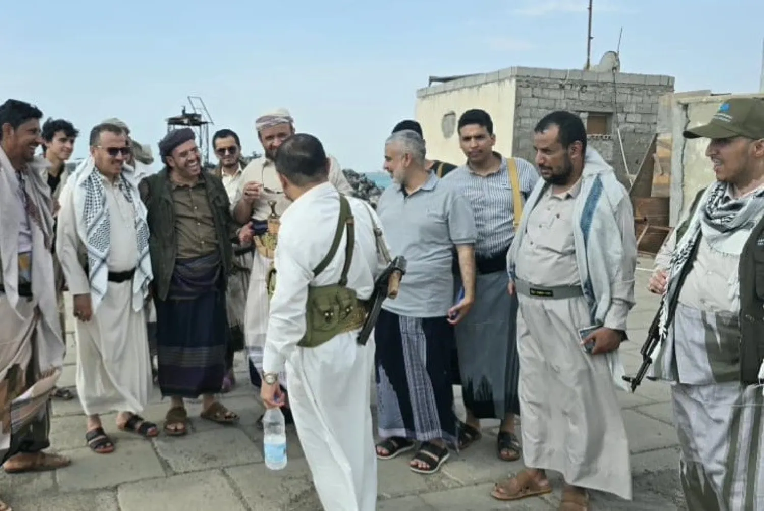 قادة حوثيون في ميناء المخا بعد السيطرة عليه (إعلام حوثي)