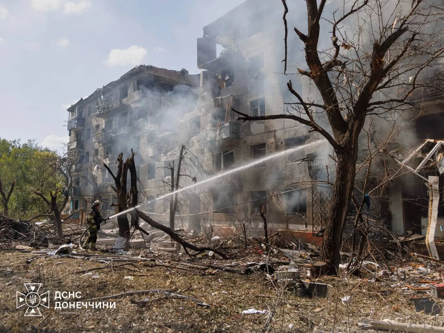  In this photo provided by the Ukrainian Emergency Service, firefighters put out a fire following a Russian air attack in Kramatorsk, Ukraine, Monday, Sept. 14, 2026. (Ukrainian Emergency Service via AP) 
