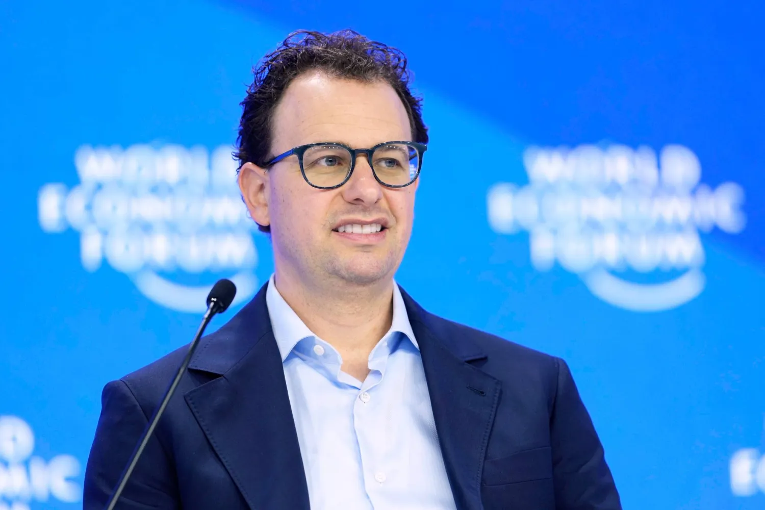 داريو أمودي الرئيس التنفيذي لشركة «أنثروبيك» خلال جلسة سابقة ضمن «المنتدى الاقتصادي العالمي» في دافوس (أ.ب)