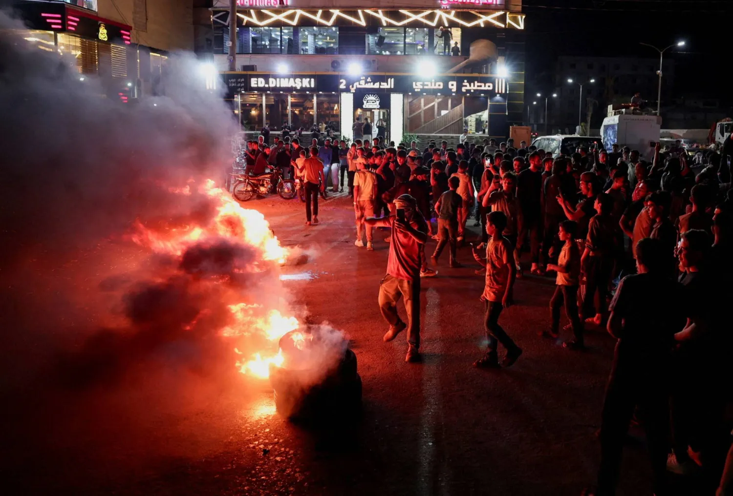 متظاهرون يحرقون الإطارات ويغلقون الطريق السريع بين حلب وتركيا سوريا احتجاجاً على ارتفاع أسعار الوقود الأحد (رويترز)