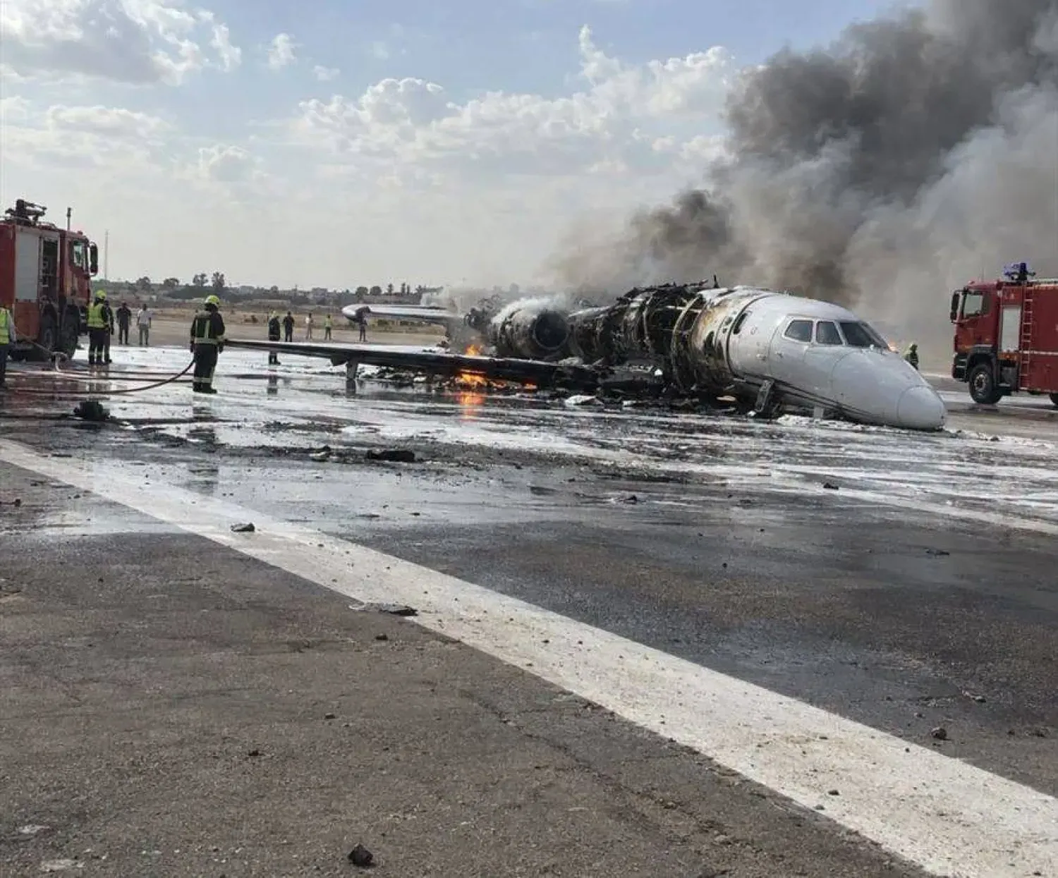 Dün Libya'nın Misrata Havalimanı'na iniş yaptıktan sonra uçakta çıkan yangını söndürme çalışmaları, (Yerel Medya)