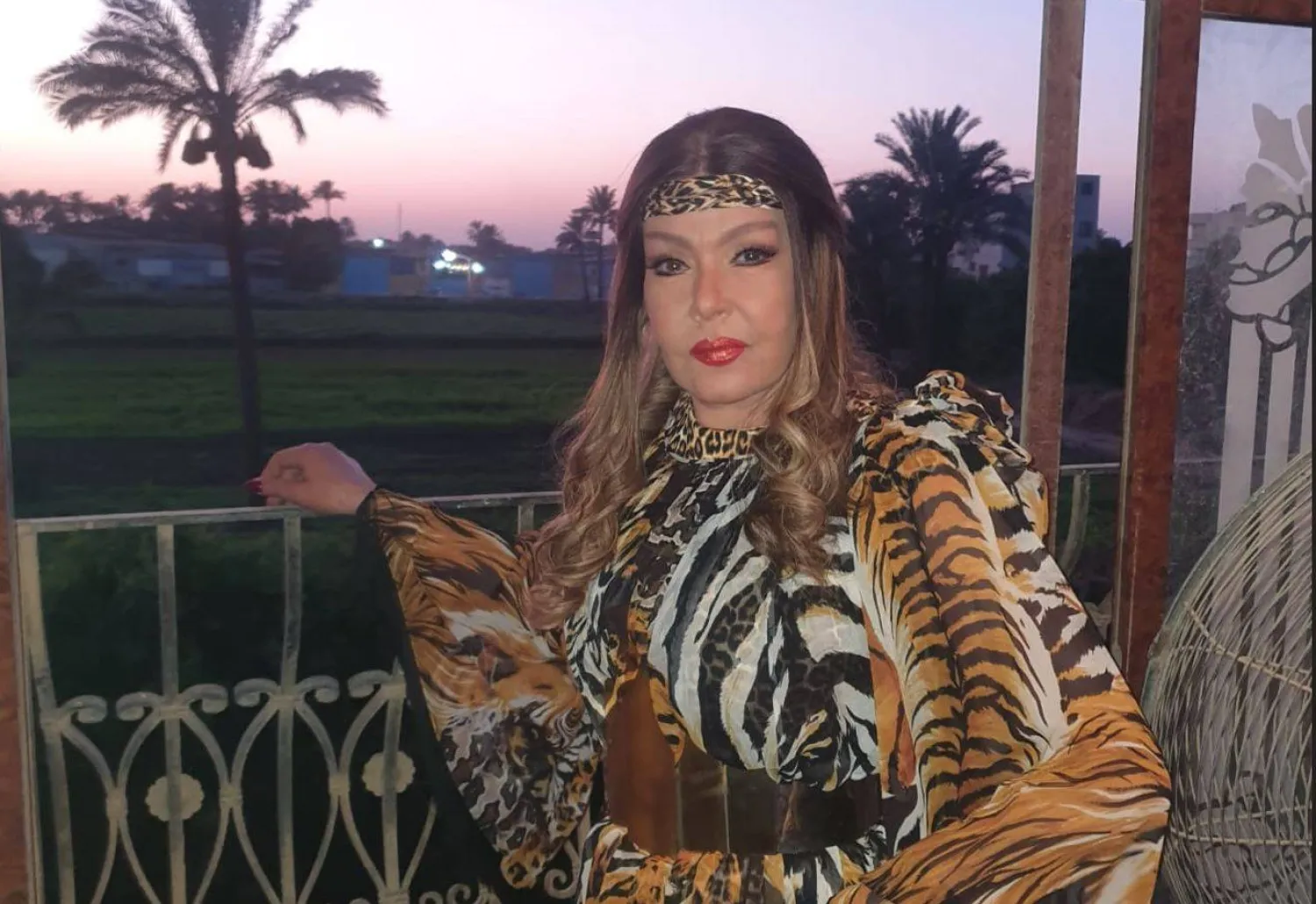 الفنانة لوسي في كواليس فيلم «الأسير» الذي تصوره حالياً (الشرق الأوسط)