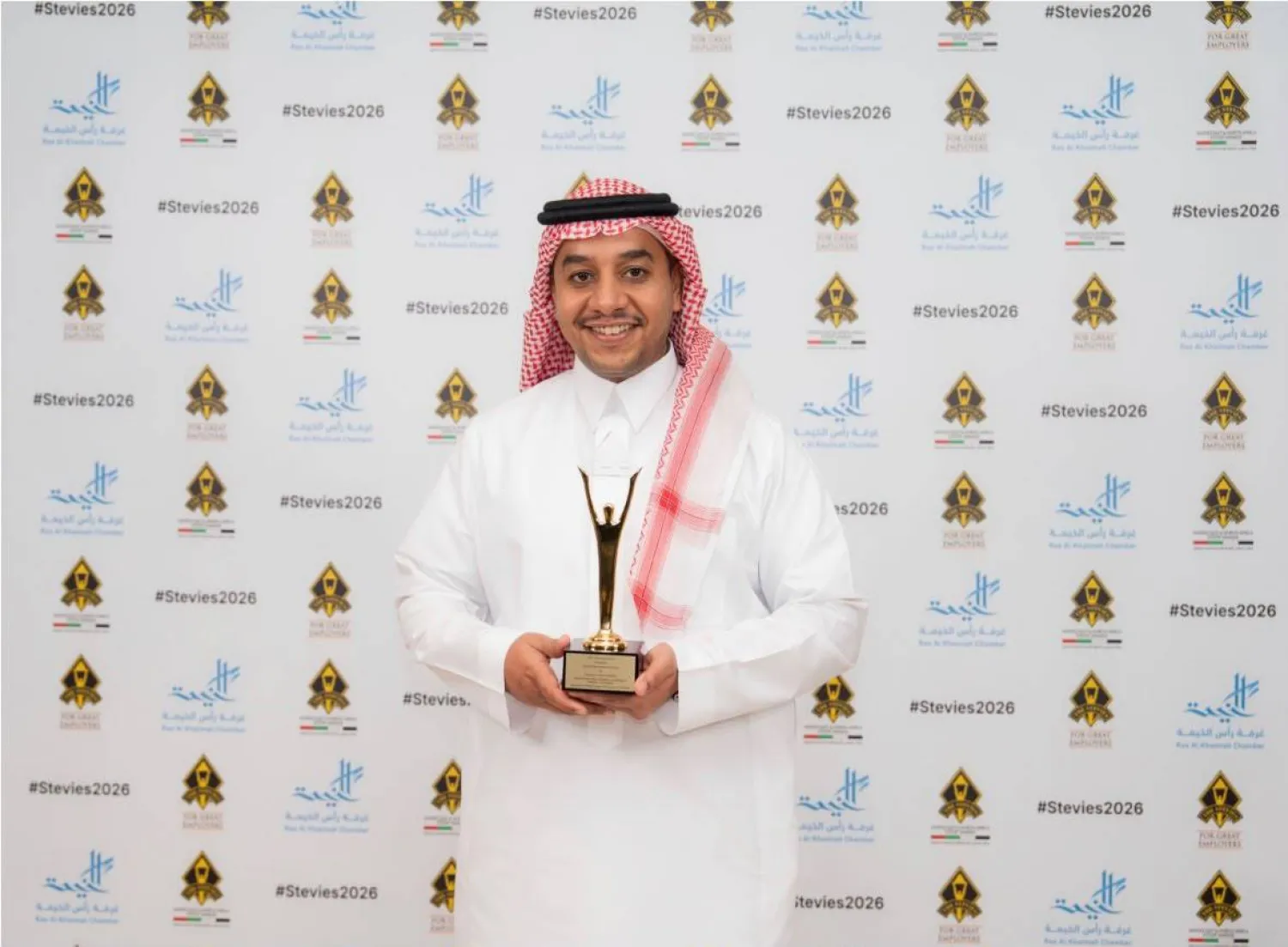  نائب الرئيس التنفيذي لقطاع رأس المال البشري والشؤون الإدارية في الهيئة عبد العزيز الحميد يتسلم الجائزة (الشرق الأوسط)