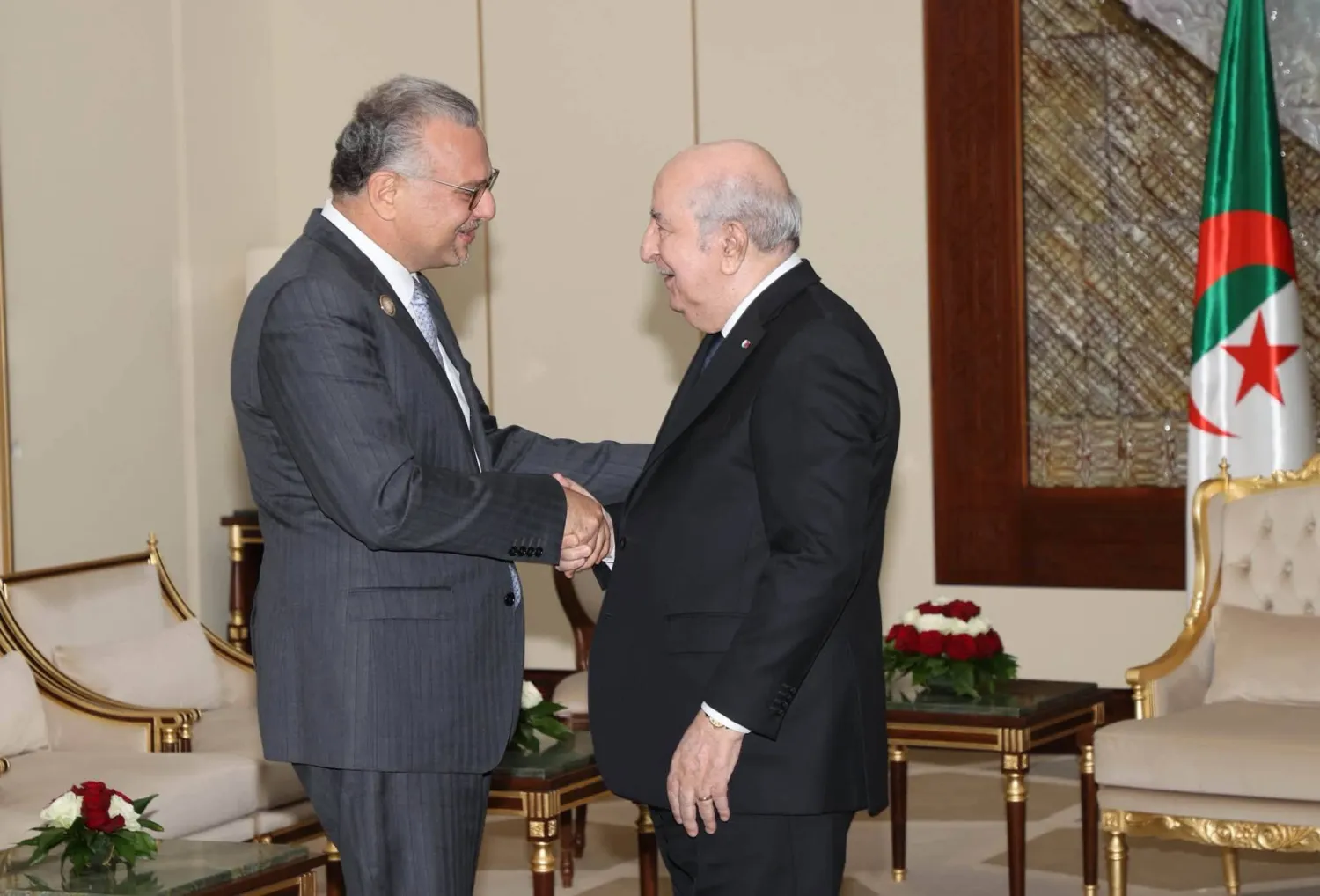 الرئيس الجزائري مستقبلاً المستشار الأميركي مسعد بولس (الرئاسة)