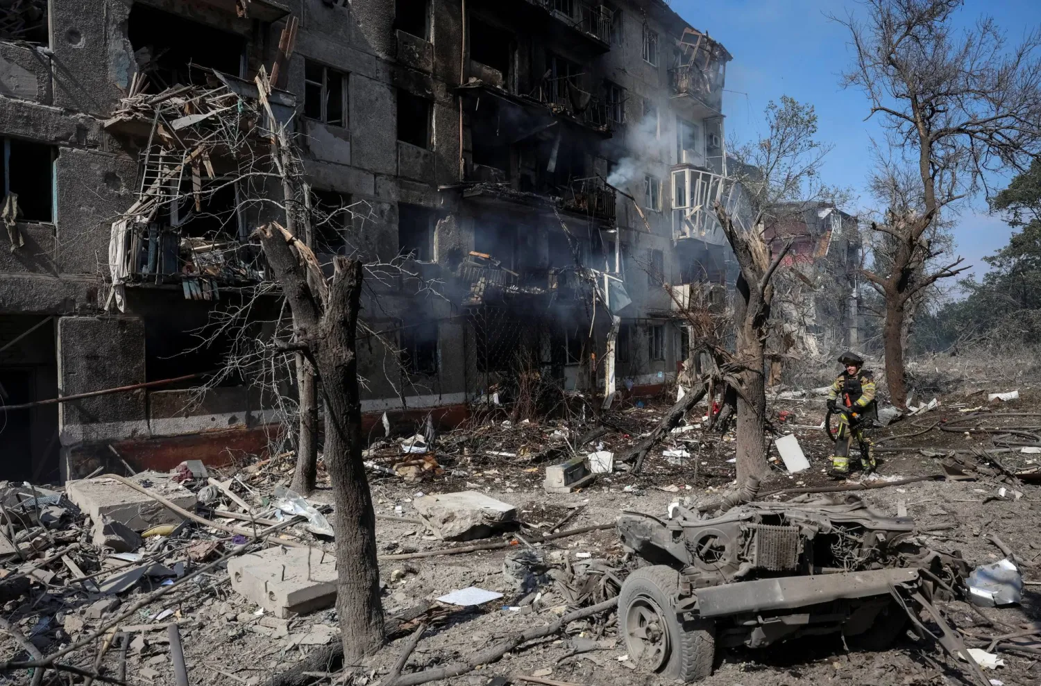 A rescuer works at a site of an apartment building damaged during a Russian air strike, amid Russia's attack on Ukraine, in the frontline city of Kramatorsk, Ukraine September 13, 2026. (Reuters) 