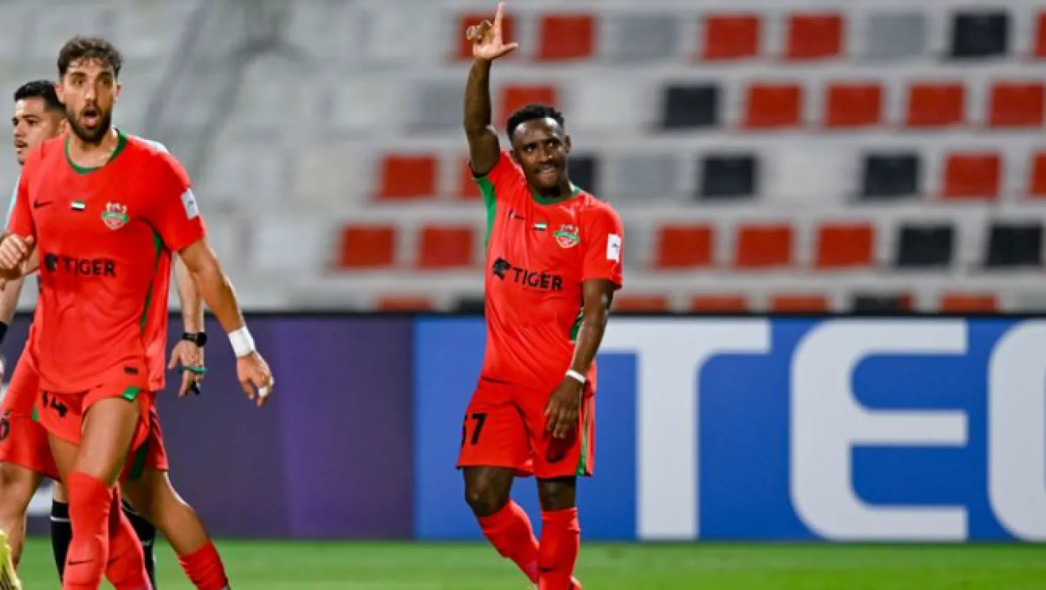 يوري سيزار يحتفل بهدف فوز شباب الأهلي على تراكتور (الاتحاد الآسيوي)