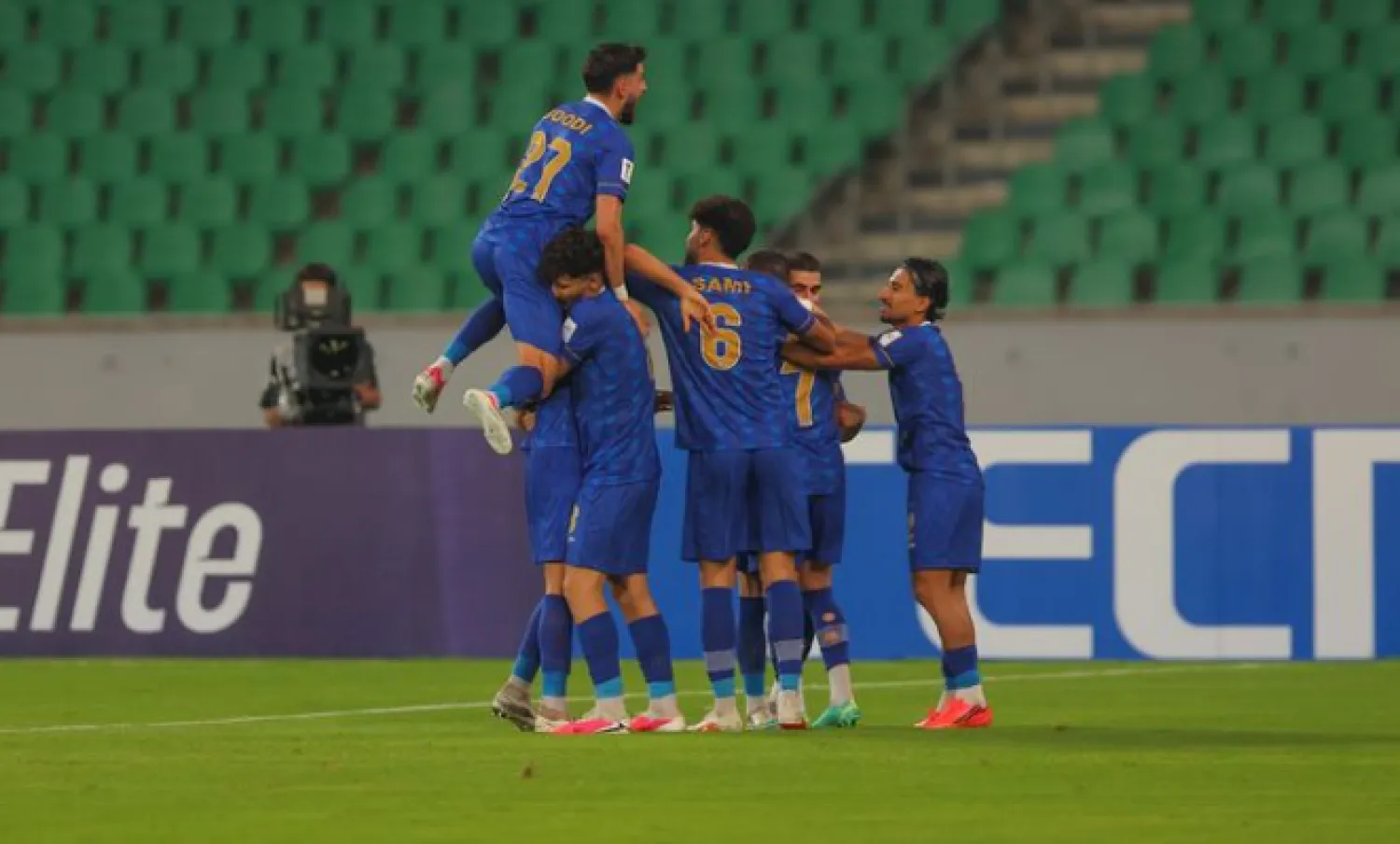 فرحة لاعبي الاستقلال الإيراني بالفوز على السد القطري (الاتحاد الآسيوي)