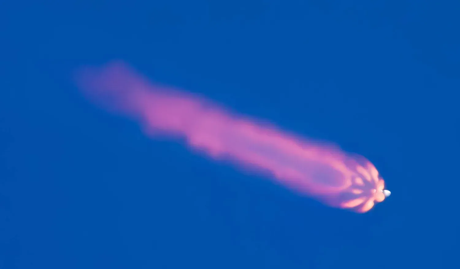 SpaceX şirketine ait Falcon 9 roketi, ABD Uzay Kuvvetleri’ne bağlı Cape Canaveral Uzay Kuvvetleri İstasyonu'ndaki fırlatma kompleksinden havalandı. (DPA)
