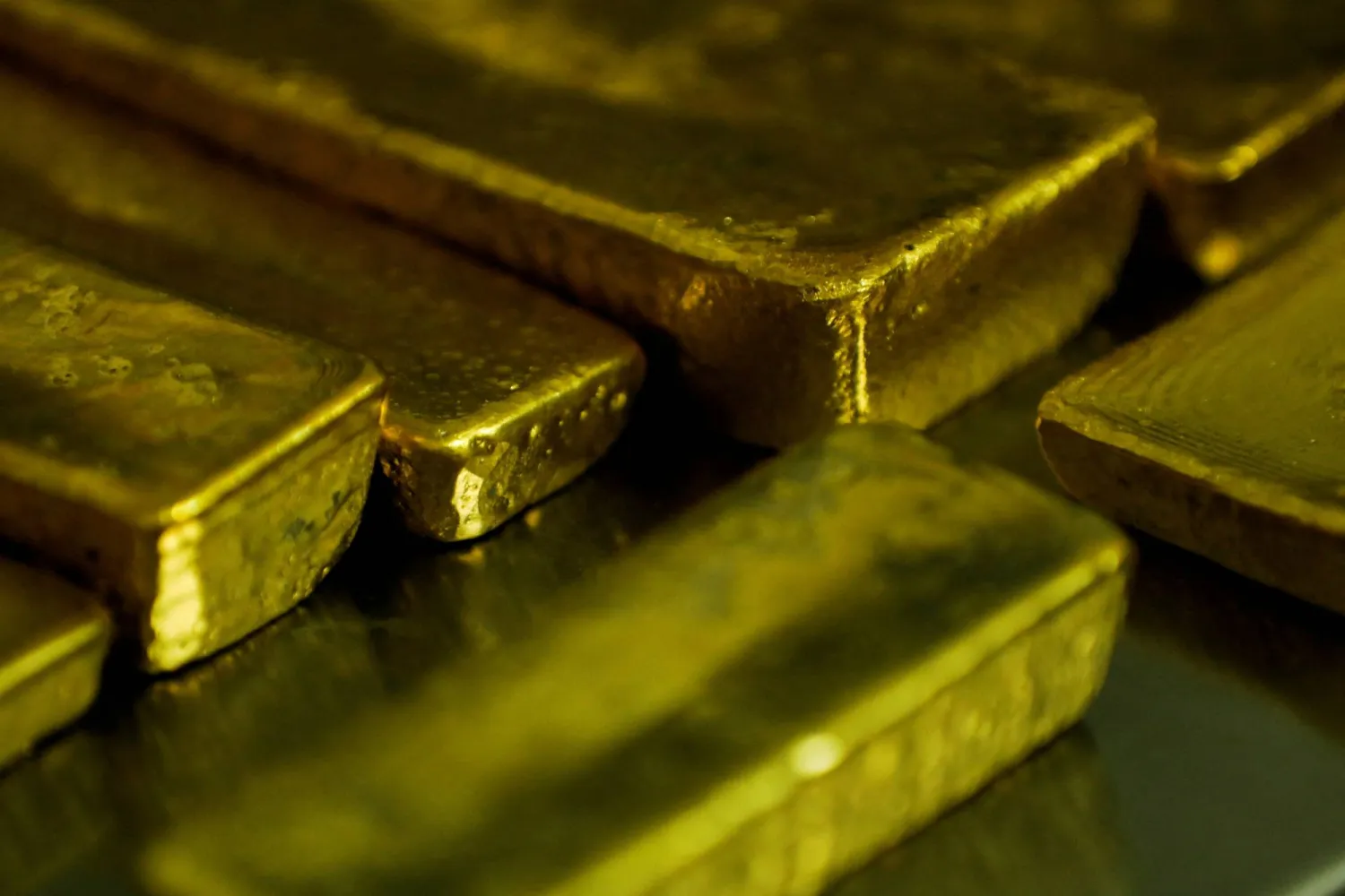 سبائك من المعدن النفيس في منشأة لصهر الذهب في أكرا - غانا (رويترز)