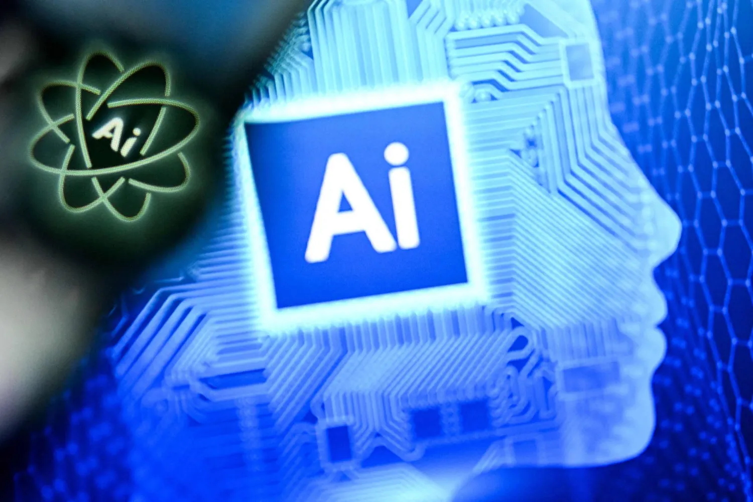 الحرفان «AI» (اختصاراً لمصطلح الذكاء الاصطناعي) على شاشة حاسوب محمول (أ.ف.ب)