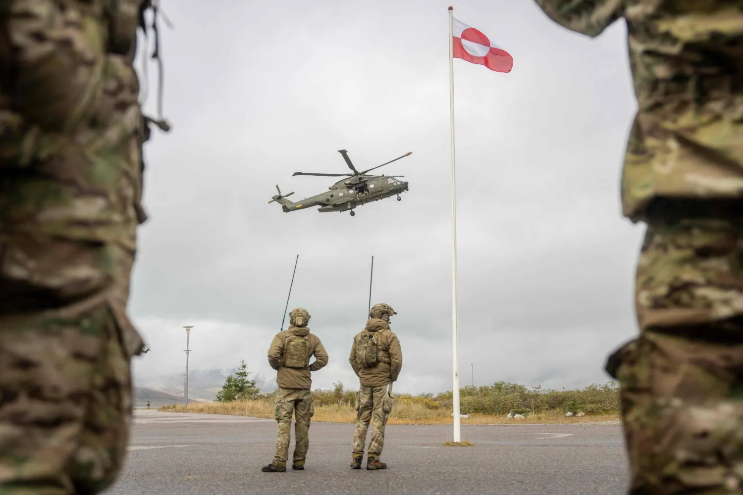 مروحية إنقاذ من طراز «EH101 Merlin» تابعة لسلاح الجو الدنماركي تهبط بعد انتهاء مناورات حلف «ناتو» العسكرية «الدرع القطبي 2026» (أ.ف.ب)