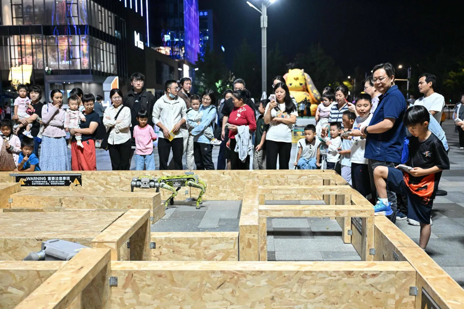 People visit a cutting-edge technology festival at the Zhongguancun, a landmark park of Hi-tech enterprises in Beijing on September 12, 2026. (AFP) 