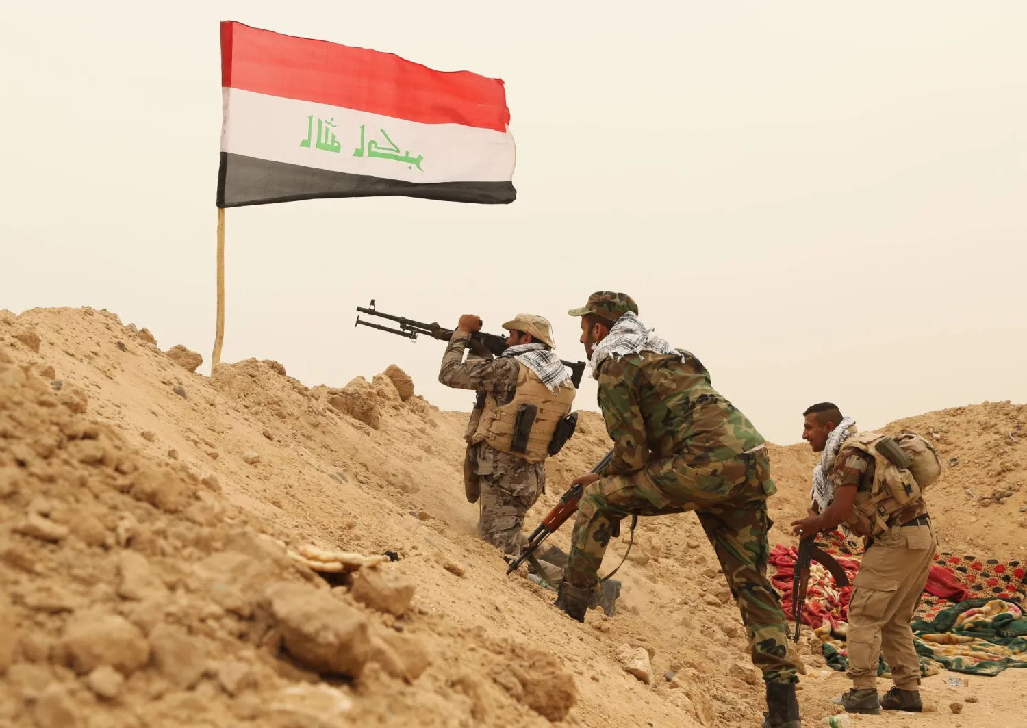 Fighters from the Badr Brigades clash with the ISIS group at the front line on the outskirts of Fallujah in the Anbar province of Iraq, June 1, 2015. (AP)