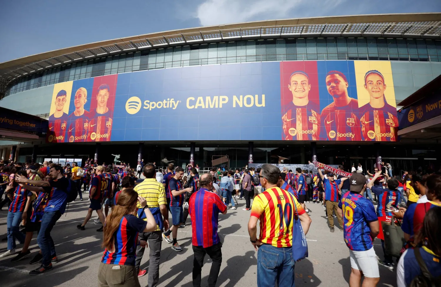 أعلن «يويفا» عن اختيار ملعب «كامب نو» لاستضافة نهائي بطولة «دوري أبطال أوروبا 2029» (رويترز)