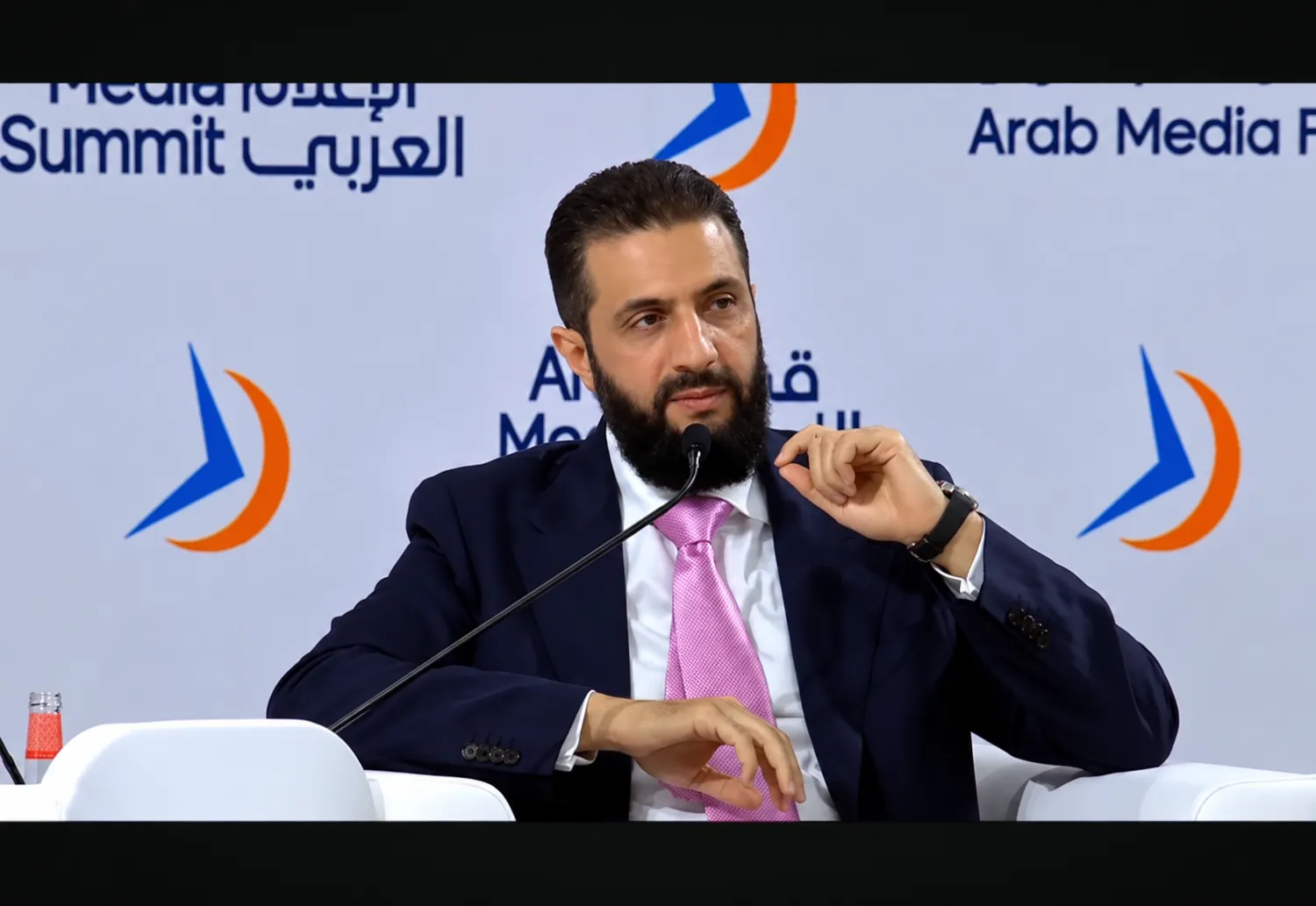 الرئيس السوري أحمد الشرع خلال كلمته في دبي الثلاثاء (الشرق الأوسط)