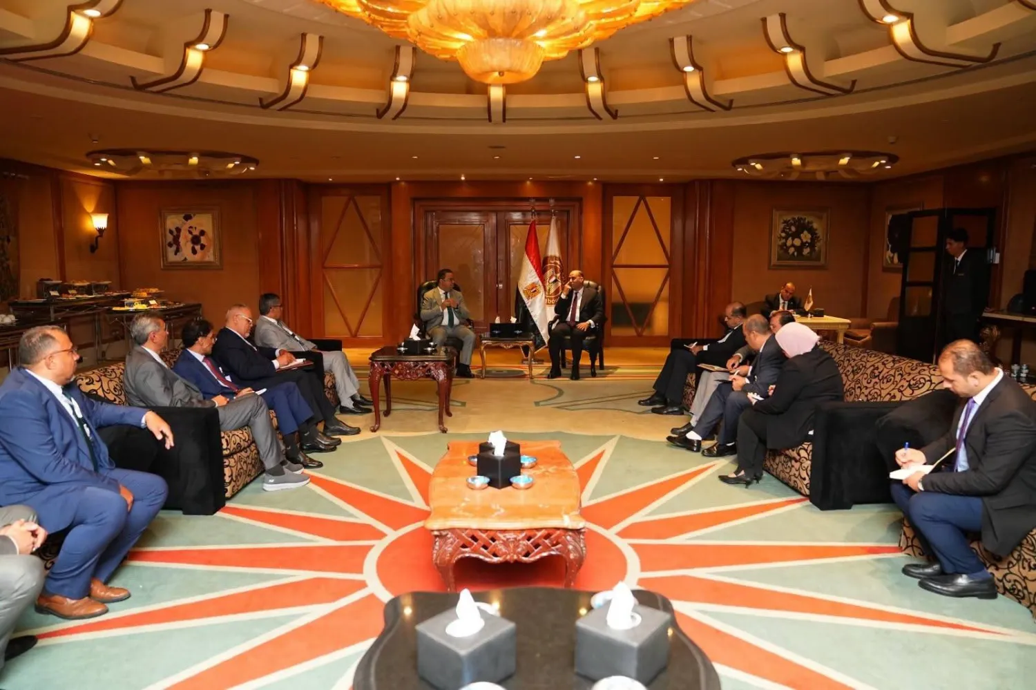 وزير العمل المصري حسن الرداد يلتقي نظيره بحكومة «الوحدة الوطنية» الليبية في القاهرة أمس الاثنين (وزارة العمل الليبية)