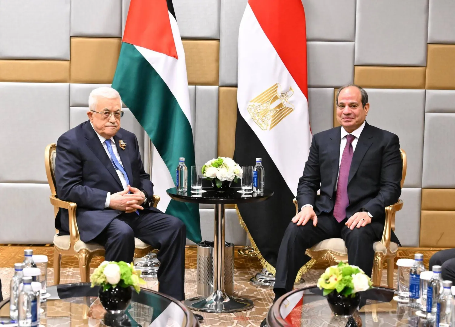 السيسي وعباس على هامش الاحتفالات بـ«يوم النصر» في العاصمة الروسية خلال مايو 2025 (الرئاسة المصرية)