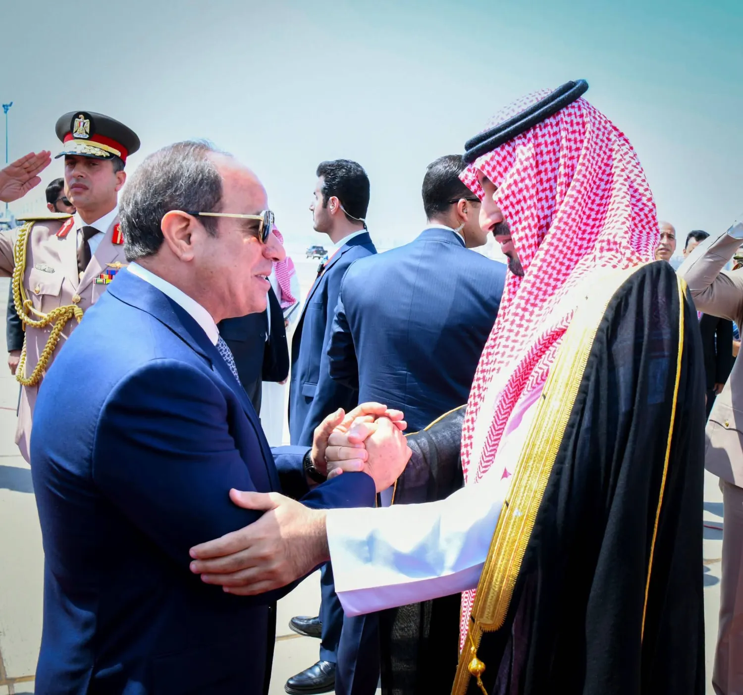 الرئيس المصري عبد الفتاح السيسي يستقبل الأمير محمد بن سلمان بمطار القاهرة الثلاثاء (الرئاسة المصرية)