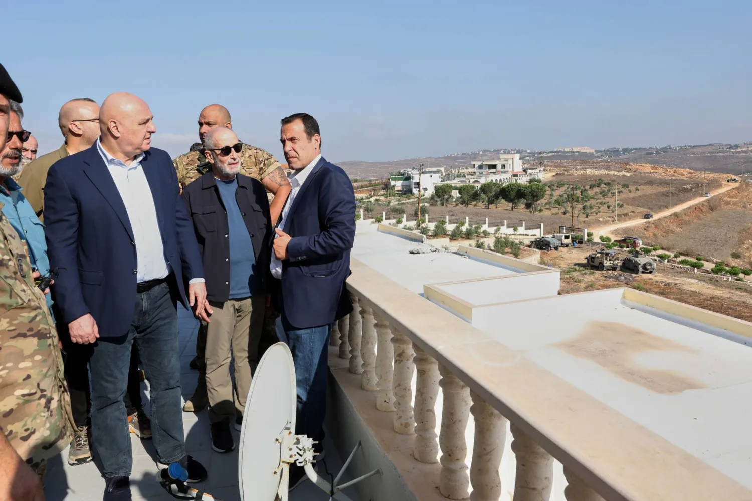 الرئيس اللبناني جوزيف عون (وسط) خلال الجولة التي قام بها في 12 سبتمبر بالجنوب اللبناني (الرئاسة اللبنانية)