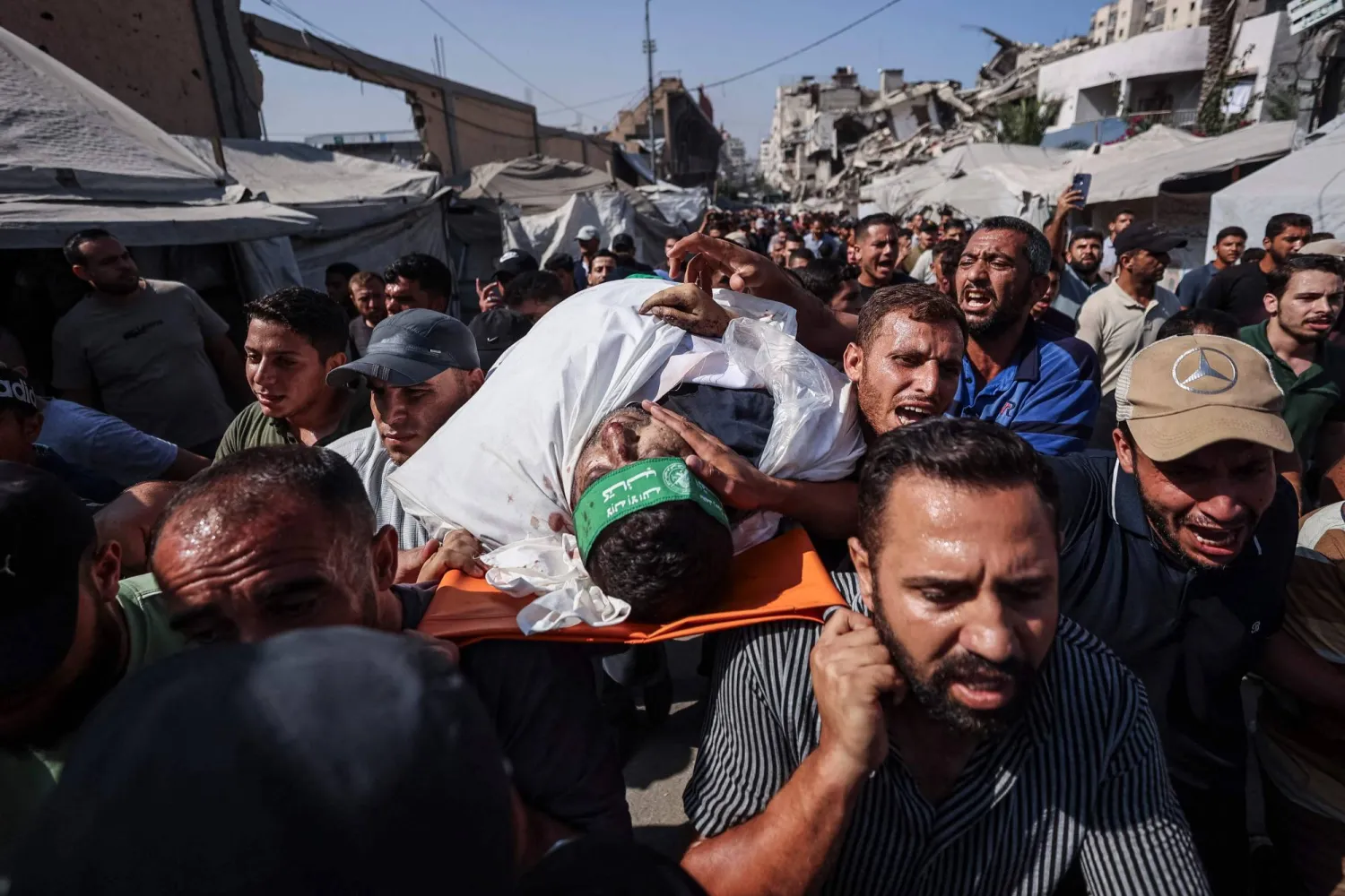 فلسطينيون يشيعون القيادي في كتائب «القسام» أحمد البطش بعد مقتله في غارة جوية إسرائيلية استهدفت سيارته في مدينة غزة الثلاثاء (أ.ف.ب)